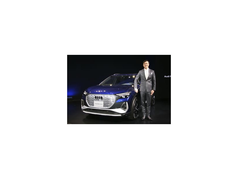 アウディジャパンの「Q4　e―tron」とマティアス・シェーパース社長＝17日午後、東京都港区