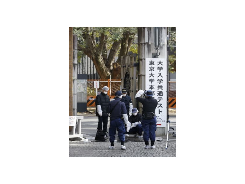 受験生ら3人が刃物で切り付けられた現場付近を調べる警察官ら＝15日午前、東京都文京区の東大