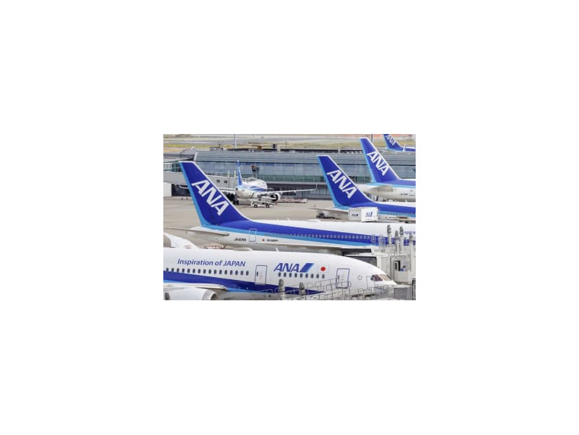 羽田空港に駐機する全日空機＝2020年10月