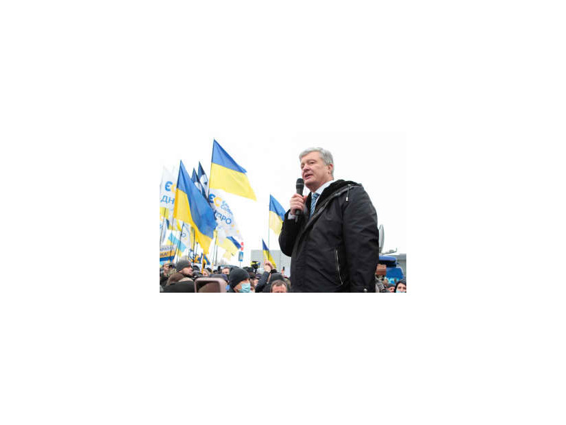 ウクライナ・キエフの空港に到着し、支持者を前に演説するポロシェンコ前大統領＝17日（タス＝共同）