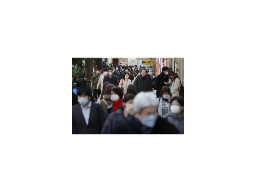 マスク姿で東京・新橋を歩く人たち＝18日午後