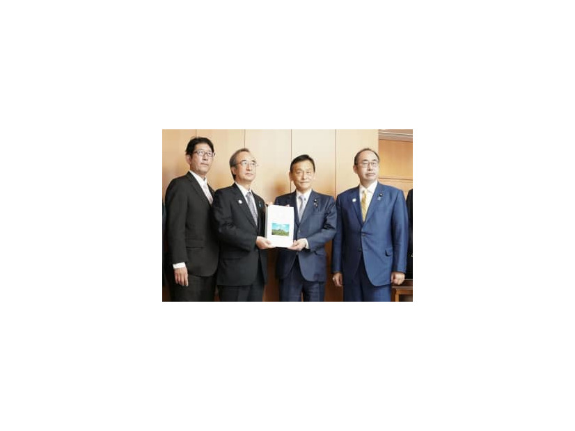 7日、末松文科相（中央右）に要望書を手渡す新潟県の花角英世知事（同左）＝文科省