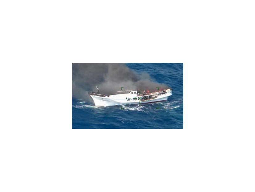 那覇市の沖合で火災を起こしたマグロ漁船「第28克丸」＝21日午前（第11管区海上保安本部提供）