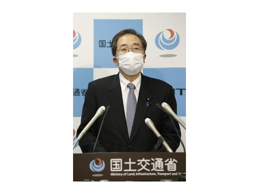 記者会見で建設受注統計の書き換え問題について発言する斉藤国交相＝21日午前、国交省
