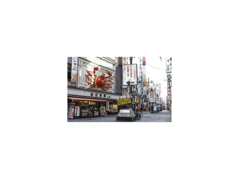 大阪・ミナミの繁華街＝21日午前