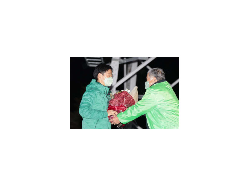 岐阜県美濃加茂市長選で4選を決め、関係者（右）から花束を贈られる藤井浩人氏＝23日夜、美濃加茂市