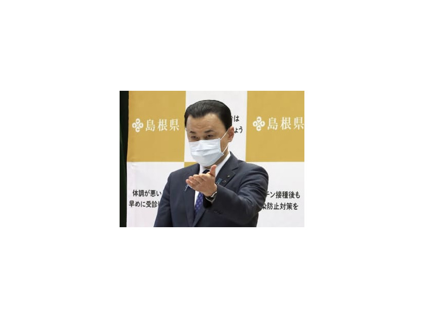 対策本部会議後に記者会見する島根県の丸山達也知事＝24日午前、松江市