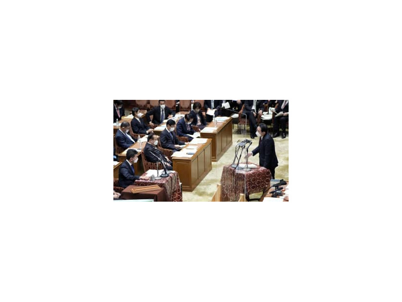 衆院予算委で立憲民主党の泉代表（左手前）の質問に答える岸田首相＝24日午後