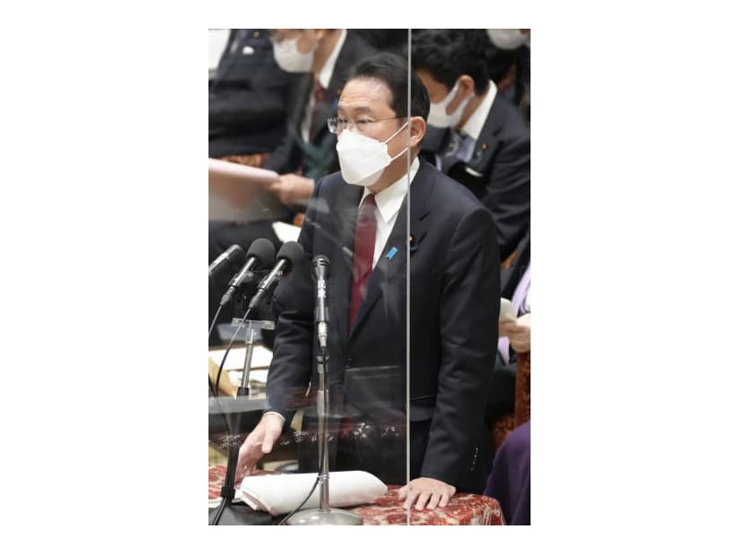 衆院予算委で答弁する岸田首相＝24日午後