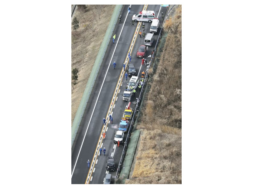 多数の車が絡む事故があった首都圏中央連絡自動車道の現場＝27日午前11時38分、千葉県木更津市（共同通信社ヘリから）
