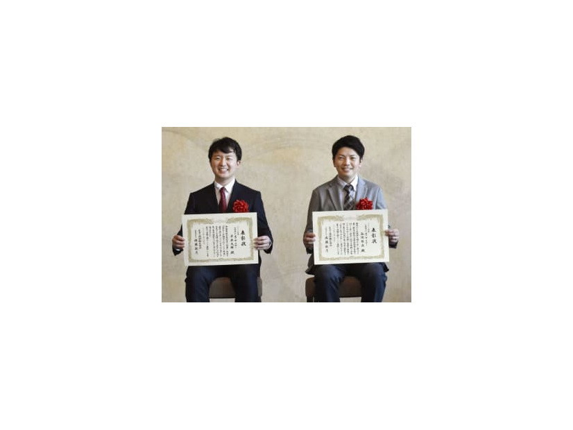 「シチズン・オブ・ザ・イヤー」の2021年度受賞者に選ばれた谷岡哲次さん（右）と平井大輝さん＝27日、東京都内