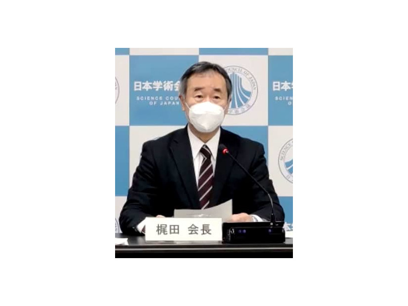 オンラインで記者会見する日本学術会議の梶田隆章会長＝27日午後