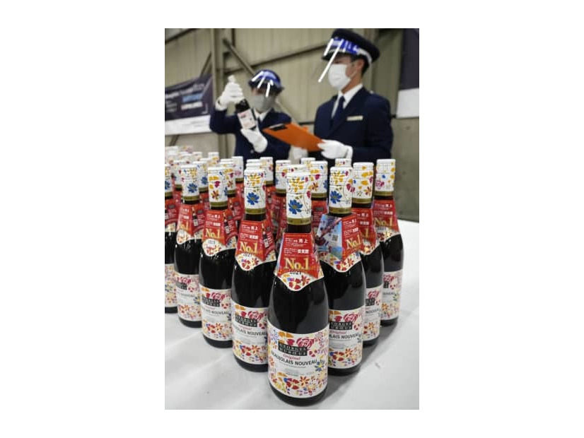 関西空港に到着したフランス産ワインの新酒「ボージョレ・ヌーボー」＝昨年10月