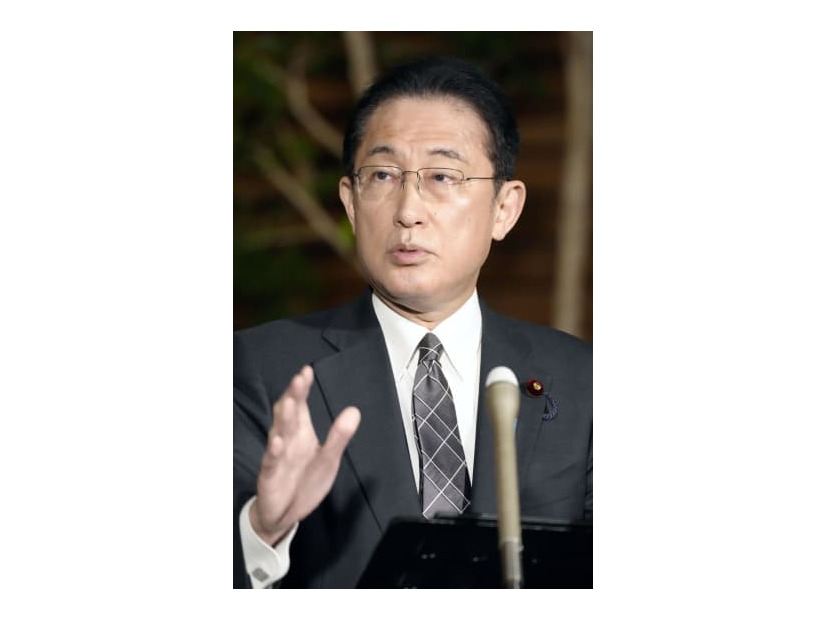 記者団の取材に応じる岸田首相＝28日午後、首相官邸
