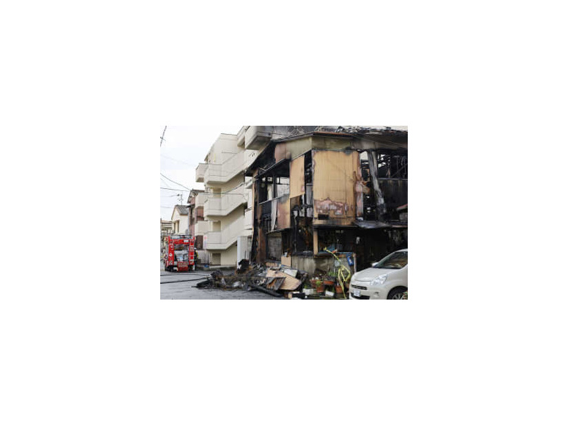 火災があった北九州市小倉北区の共同住宅＝31日午前9時2分