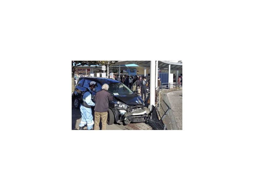 JR逗子駅前で起きた、車が歩道に乗り上げた事故現場。奥は駅の改札口＝31日午前