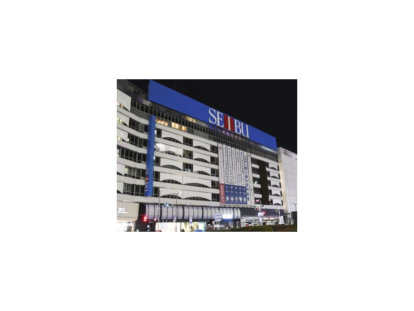 西武池袋本店＝31日夜