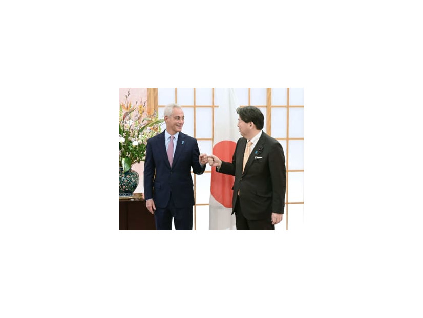 会談に臨む米国のラーム・エマニュエル新駐日大使（左）と林外相＝1日午後、外務省（代表撮影）