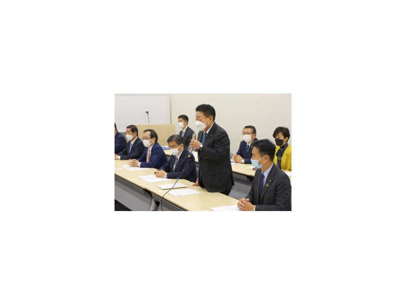 公明党の「皇室典範改正検討委員会」であいさつする北側一雄委員長＝2日午前、国会