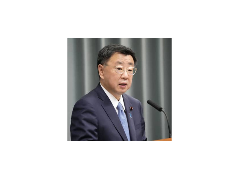 記者会見する松野官房長官＝2日午前、首相官邸