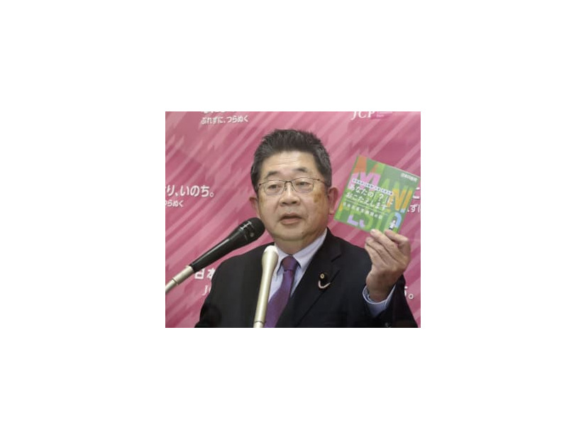 記者会見で新たに作成したリーフレットを手に説明する共産党の小池書記局長＝2日午後、国会
