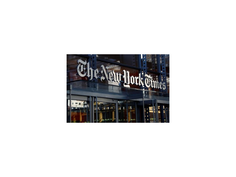 ニューヨーク・タイムズのビル＝2020年8月（ロイター＝共同）