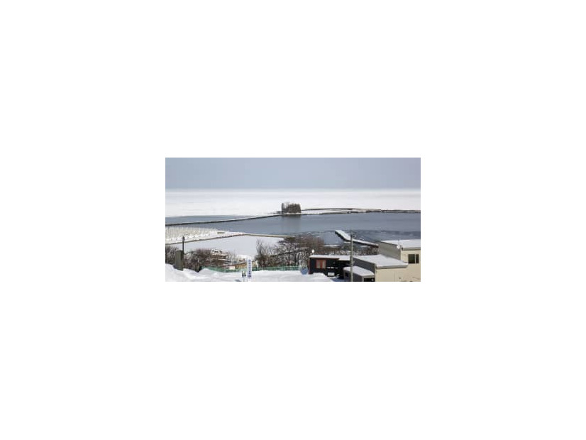 北海道網走市に接岸した流氷＝3日午前（網走地方気象台提供）