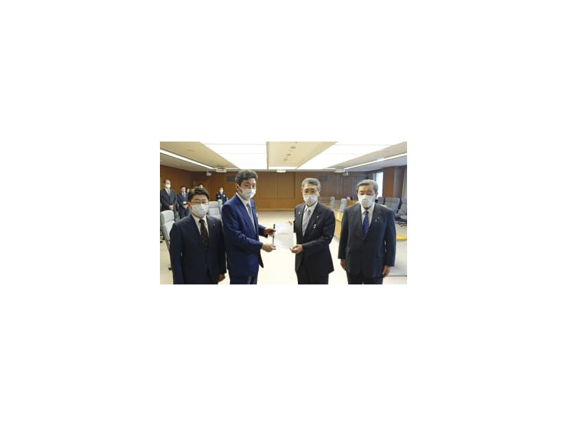 馬毛島への自衛隊基地建設計画を巡り、岸防衛相（中央左）に要望書を手渡す鹿児島県西之表市の八板俊輔市長（同右）＝3日午後、防衛省