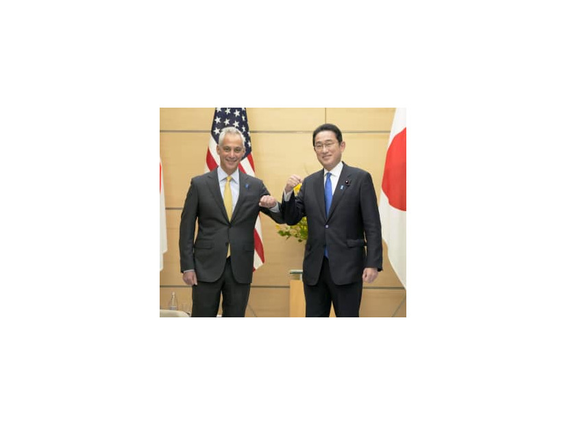 米国のラーム・エマニュエル新駐日大使（左）とタッチする岸田首相＝4日午前、首相官邸