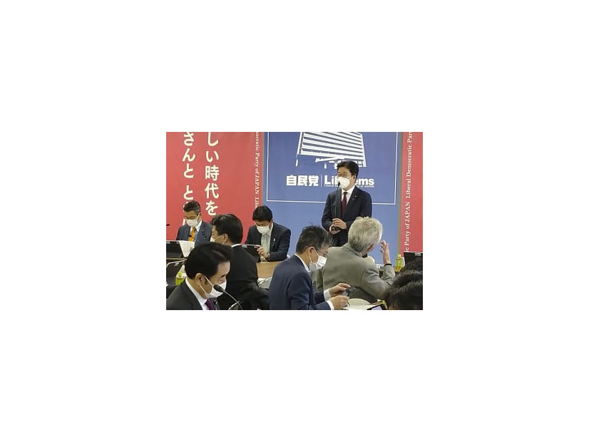 子ども政策の基本法案づくりに向けた会合で、あいさつする加藤前官房長官（右奥）＝4日、東京・永田町の自民党本部