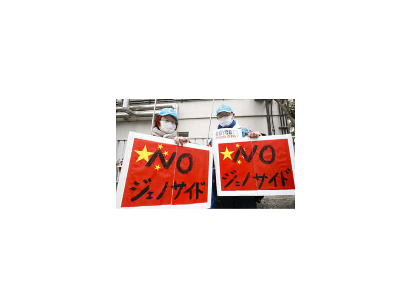 北京五輪の開幕に合わせ、中国大使館の周辺で抗議活動する人たち＝4日、東京都港区