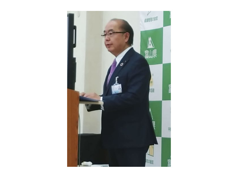 記者会見で自らの失言について陳謝、釈明した新田八朗富山県知事＝4日午後、県庁