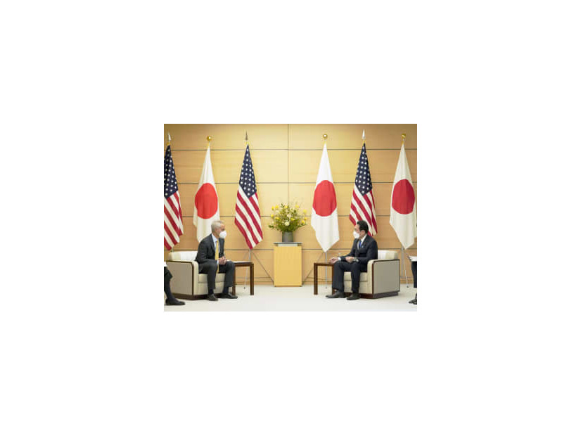米国のラーム・エマニュエル新駐日大使（左）と会談する岸田首相＝4日午前、首相官邸