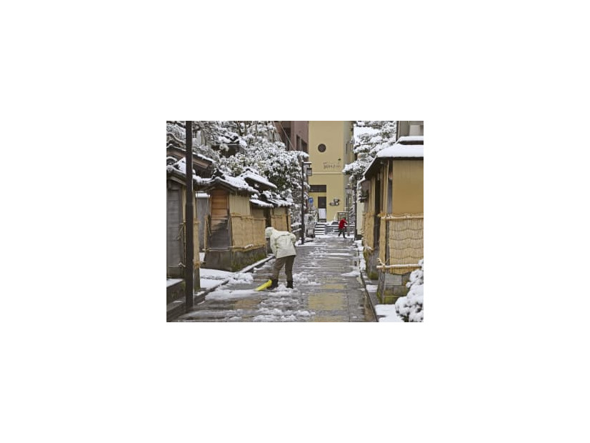 金沢市の中心部、長町武家屋敷跡周辺で除雪をする人＝5日午前
