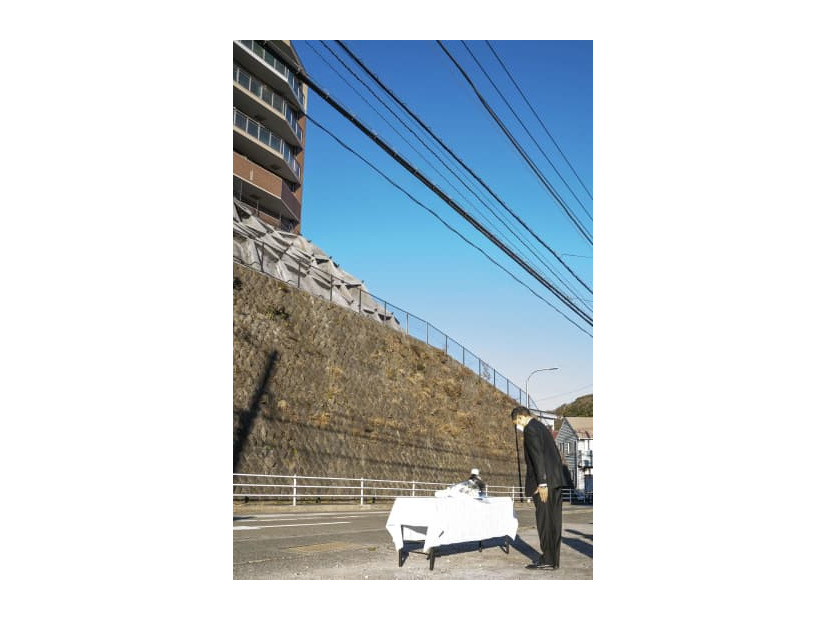神奈川県逗子市のマンション敷地内の斜面が崩れ女子高校生が巻き込まれ死亡した事故の発生から2年となり、黙とうする桐ケ谷覚市長＝5日午前
