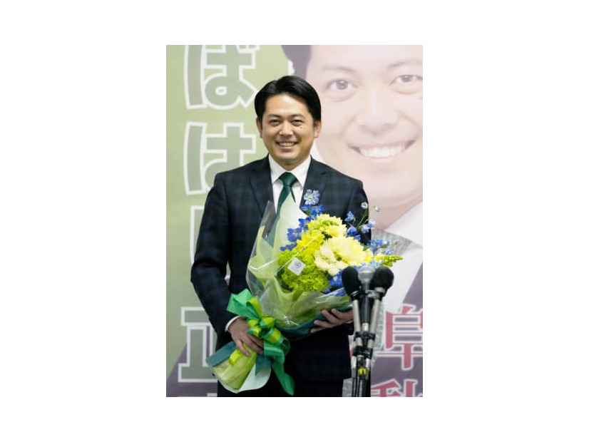 岐阜市長選で再選を確実にし、花束を手に笑顔を見せる柴橋正直氏＝6日夜、岐阜市