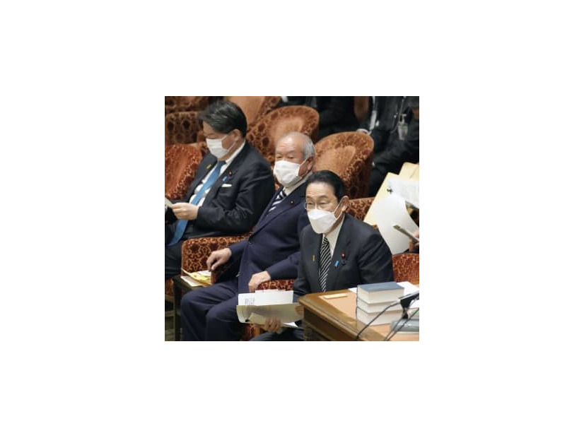 衆院予算委に臨む岸田首相（右）＝7日午前