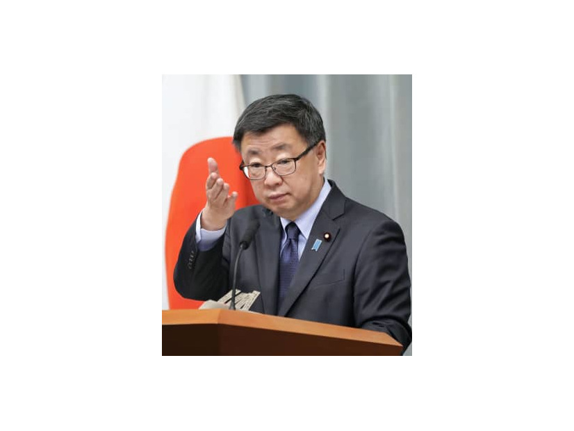 記者会見する松野官房長官＝7日午前、首相官邸