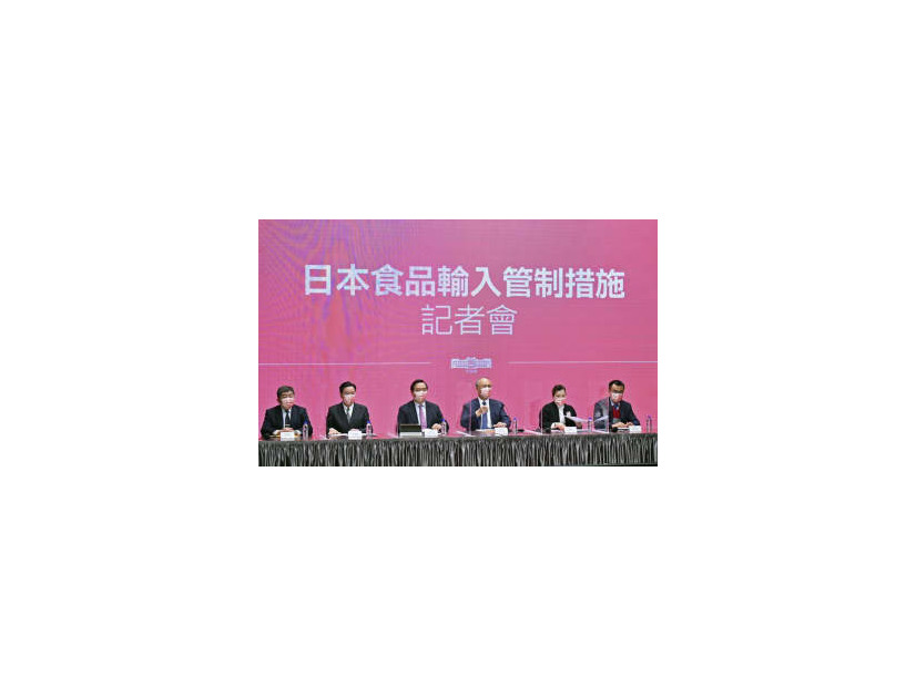 8日、台湾行政院が開催した記者会見＝台北（行政院提供、共同）