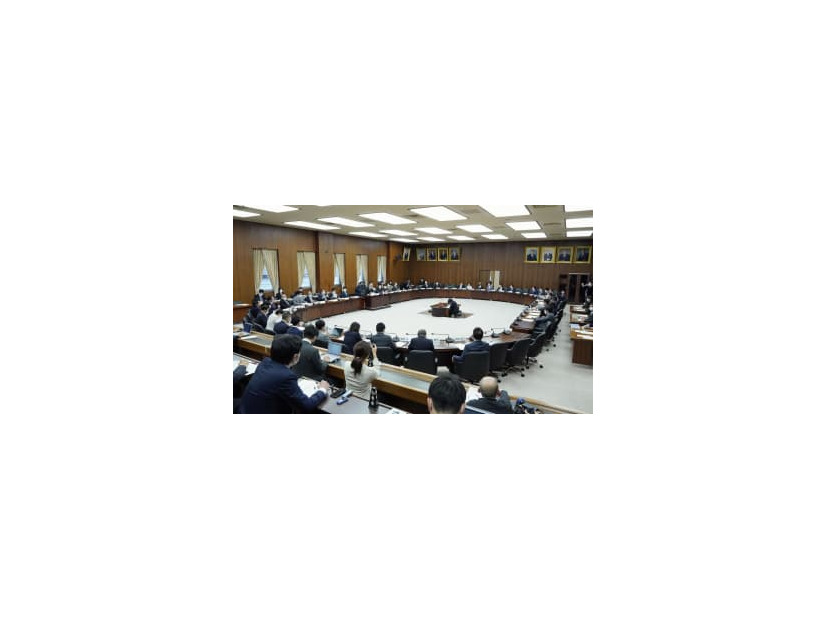 今国会初の実質討議を行った衆院憲法審査会＝10日午前
