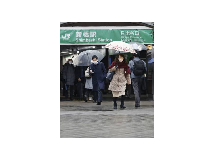 JR新橋駅前を傘を差して歩く人たち。関東甲信を中心に大雪が降る恐れがある＝10日午前