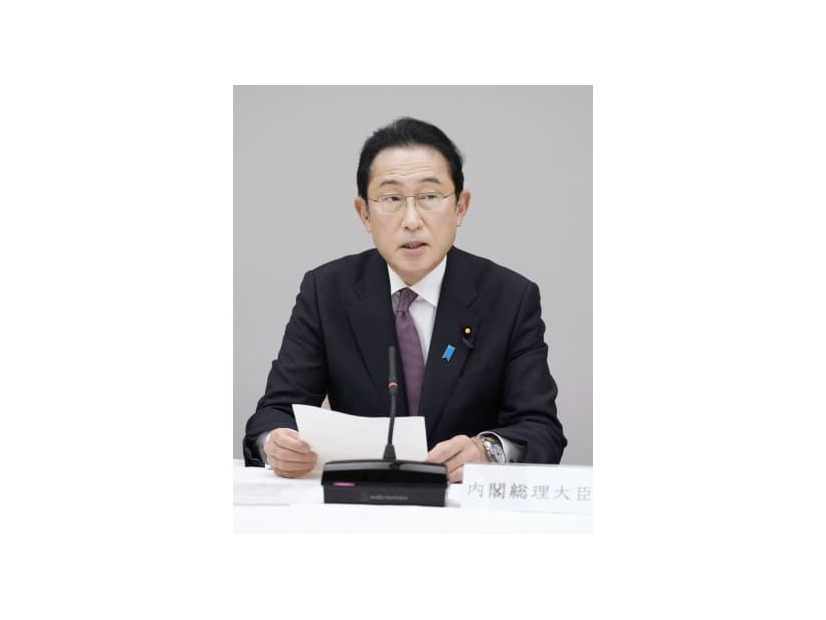 新型コロナウイルス感染症対策本部会合で、まん延防止等重点措置の延長を表明する岸田首相＝10日午後、首相官邸