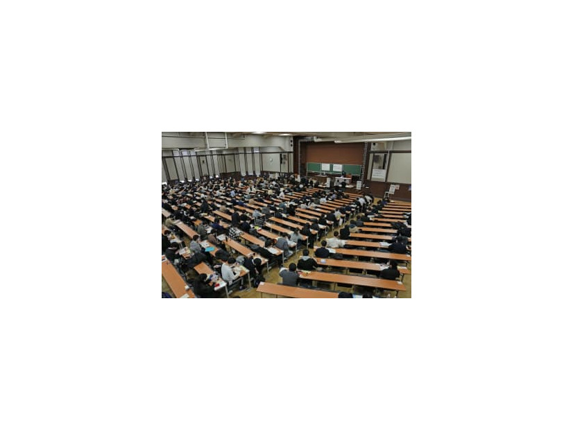 大学入学共通テストの開始を待つ受験生ら＝1月15日、東京都文京区の東大