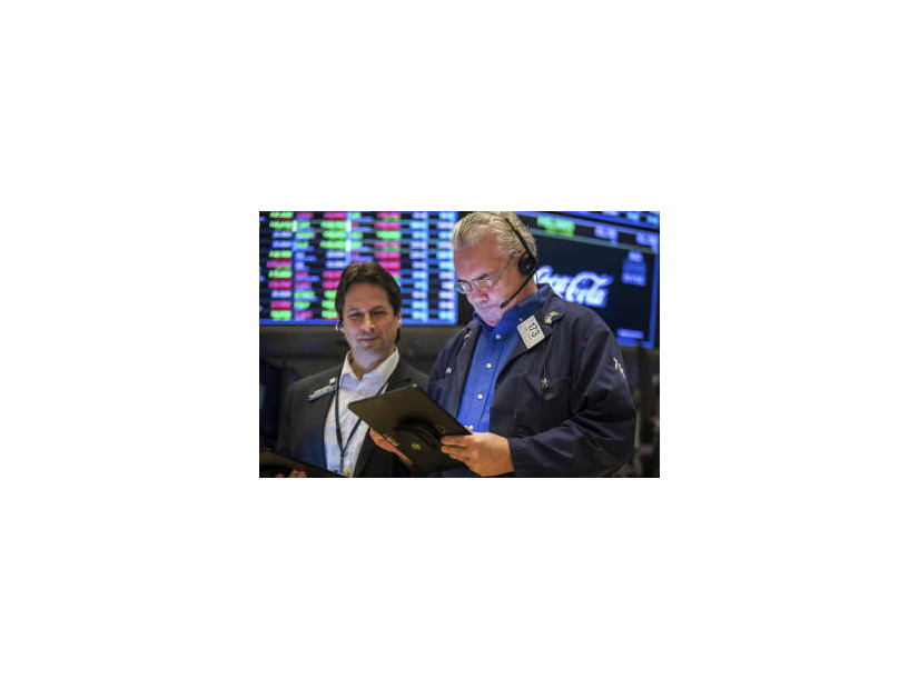 ニューヨーク証券取引所のディーラーたち＝11日（AP＝共同）