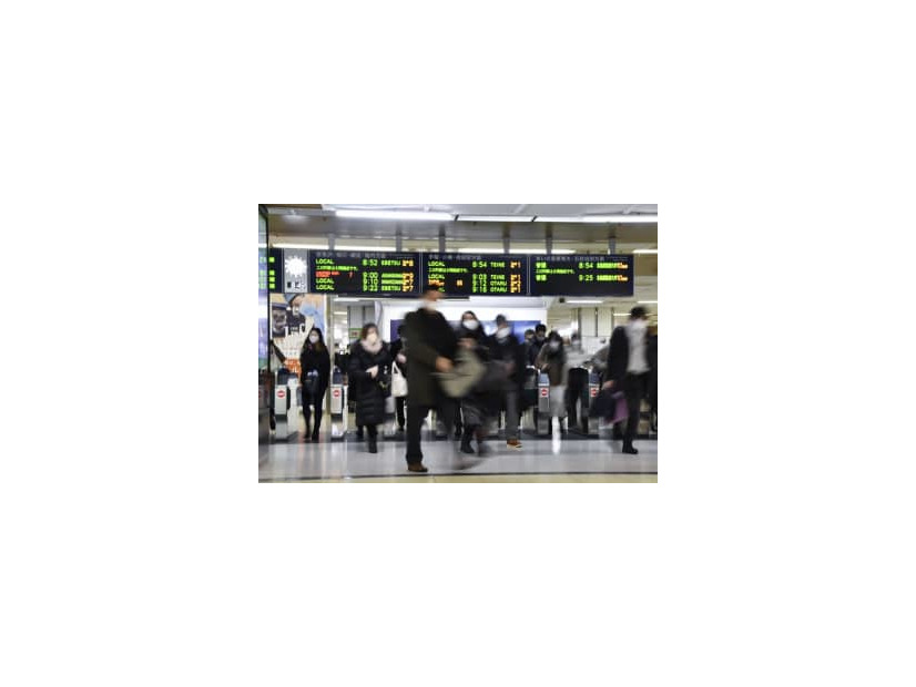 通常運行に戻り、利用客らが行き交うJR札幌駅＝14日午前