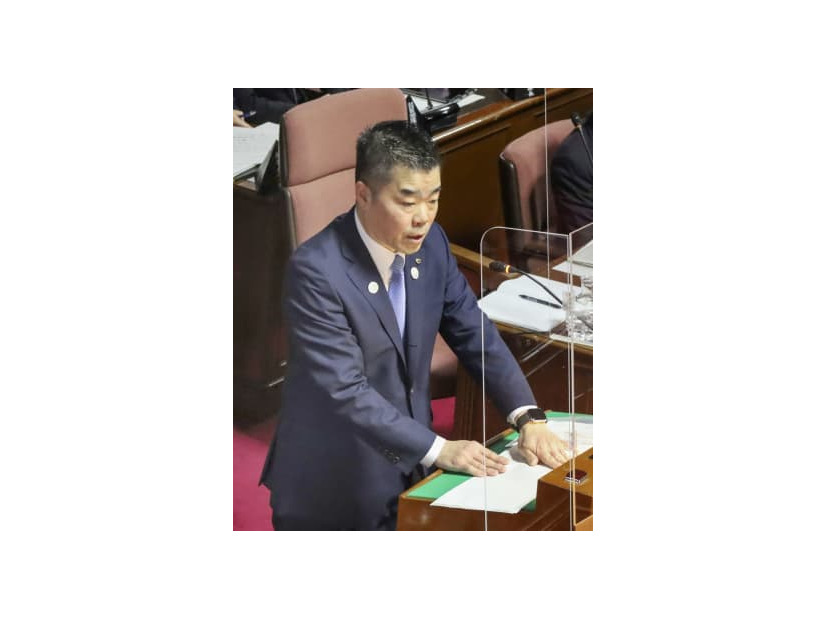 滋賀県議会本会議で、2022年度当初予算案について説明する三日月大造知事＝14日午前