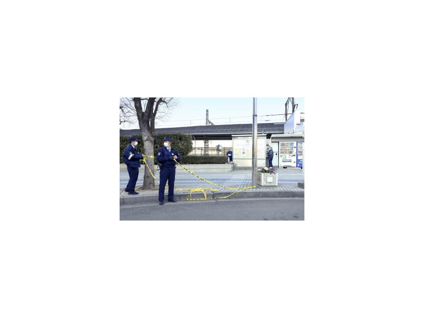 事件があった養老鉄道大垣駅前の規制線と警察官＝14日午後3時27分、岐阜県大垣市