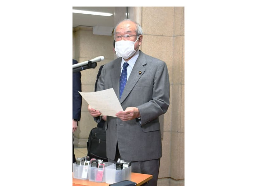 ウクライナ情勢を巡るG7の財務相声明について説明する鈴木財務相＝14日午後、財務省