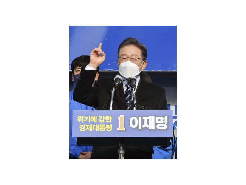 15日、韓国南部・釜山で演説する与党「共に民主党」の李在明候補（共同）