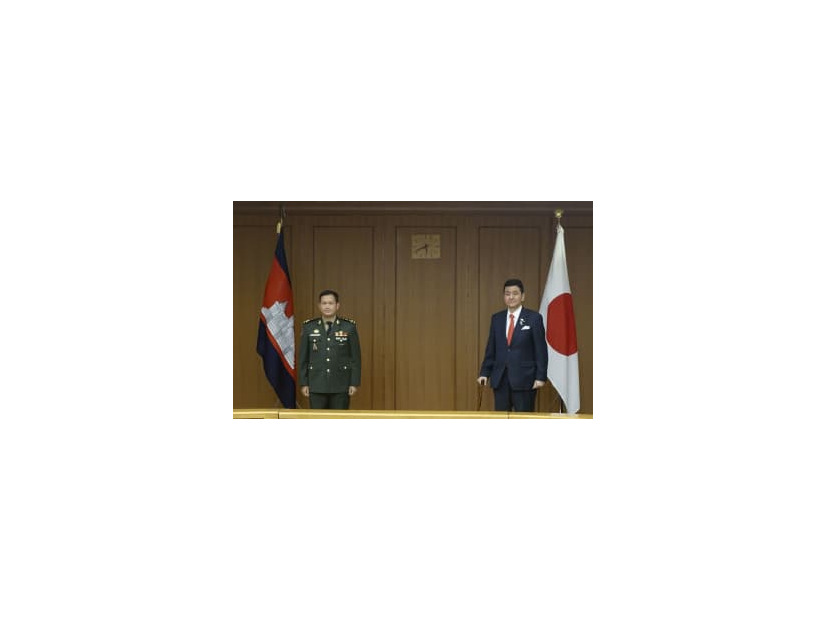 カンボジアのフン・マネット陸軍司令官（左）との会談に臨む岸防衛相＝15日午後、防衛省